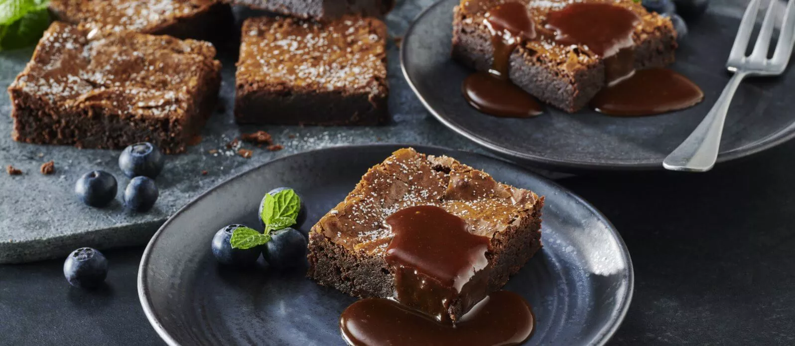 Brownies med två sorters choklad och sojakolasås