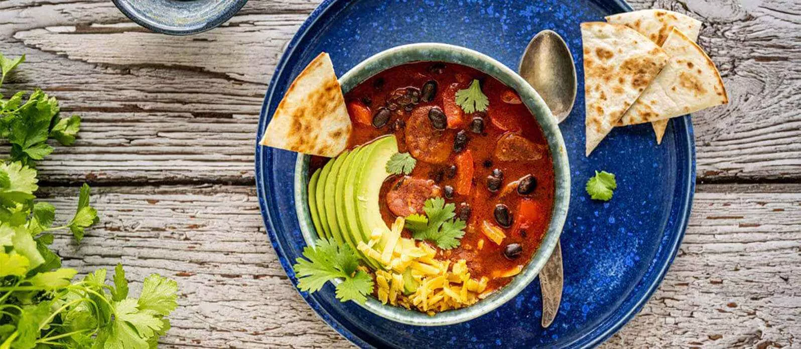 Kryddig svartbönsoppa med chorizo