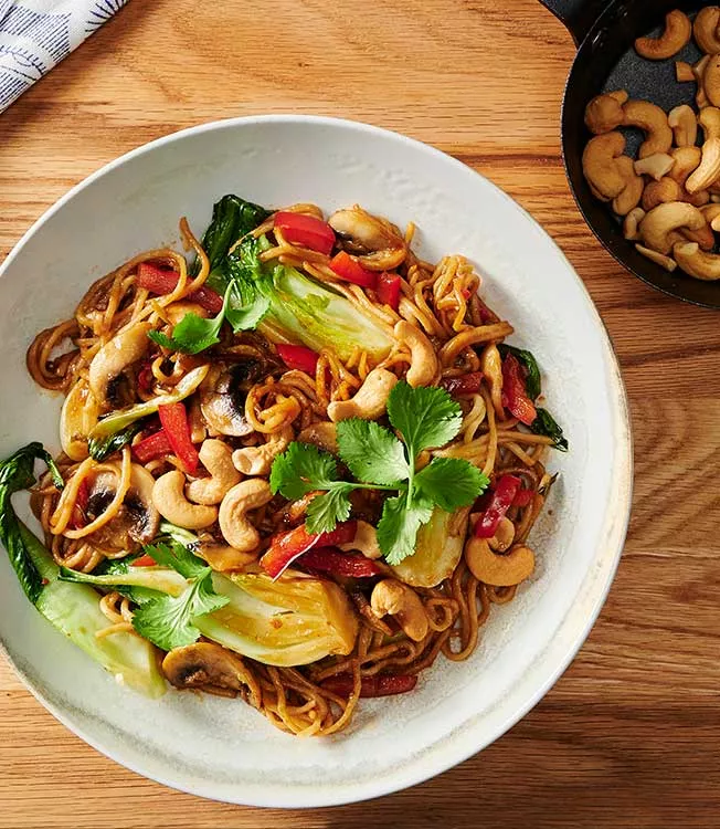 Stekta nudlar med sojasås och pak choi
