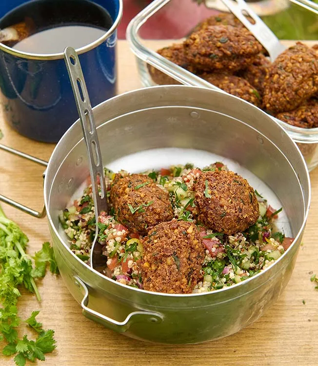 Quinoa à la tabbouleh med falafel och sojamajo