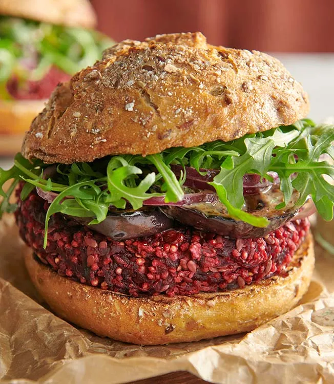 Rödbetsburgare med aubergine och sesamsås