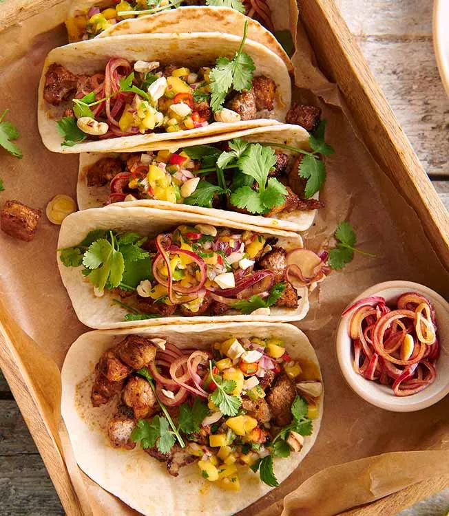 Tacos fyllda med fläskkött och picklad lök