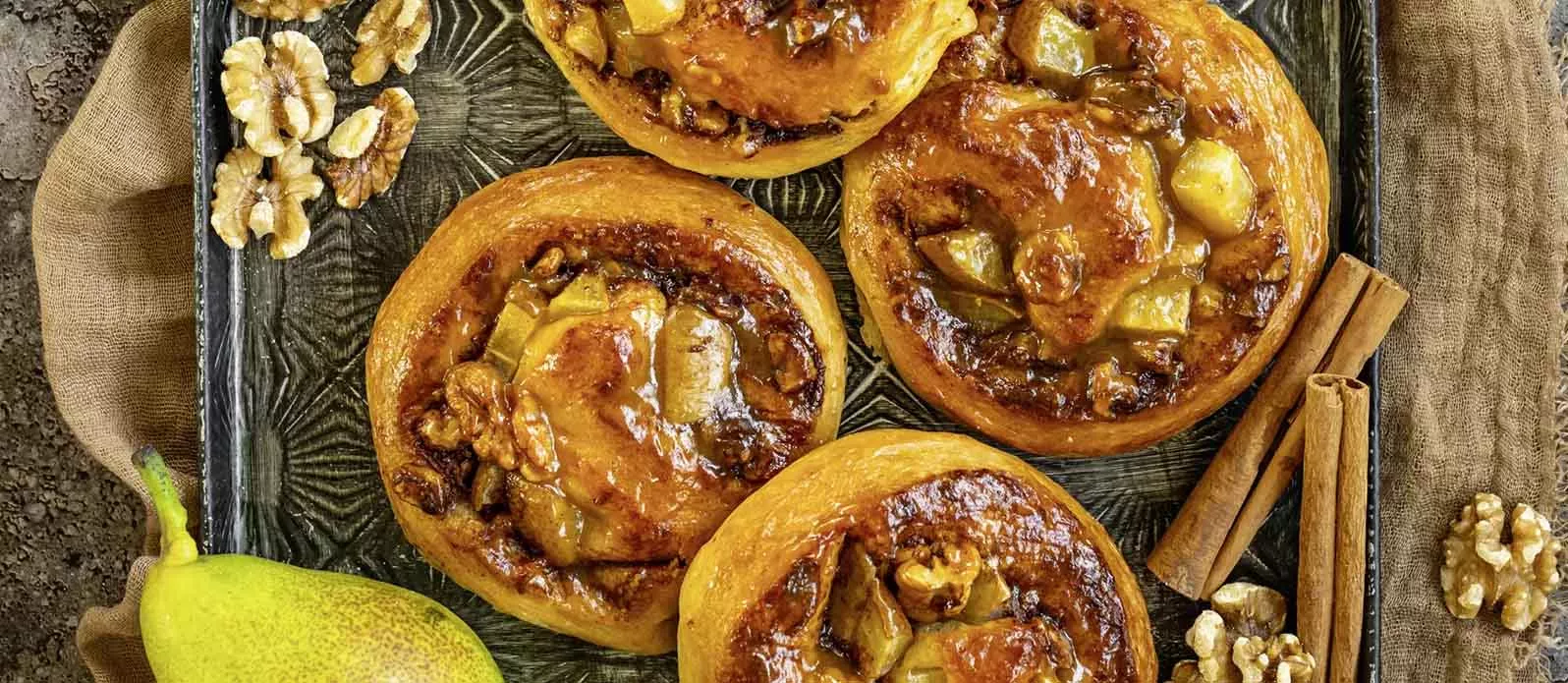 Kanelbullar med päron och valnötter