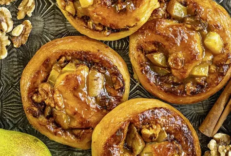 Kanelbullar med päron och valnötter