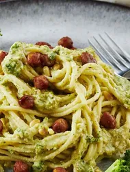 Spaghetti med broccolipesto och honungsglaserade kikärtor