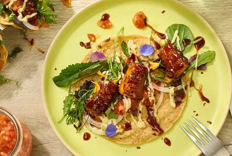 Teriyaki bläckfisk-tacos med tomat och vilda örter