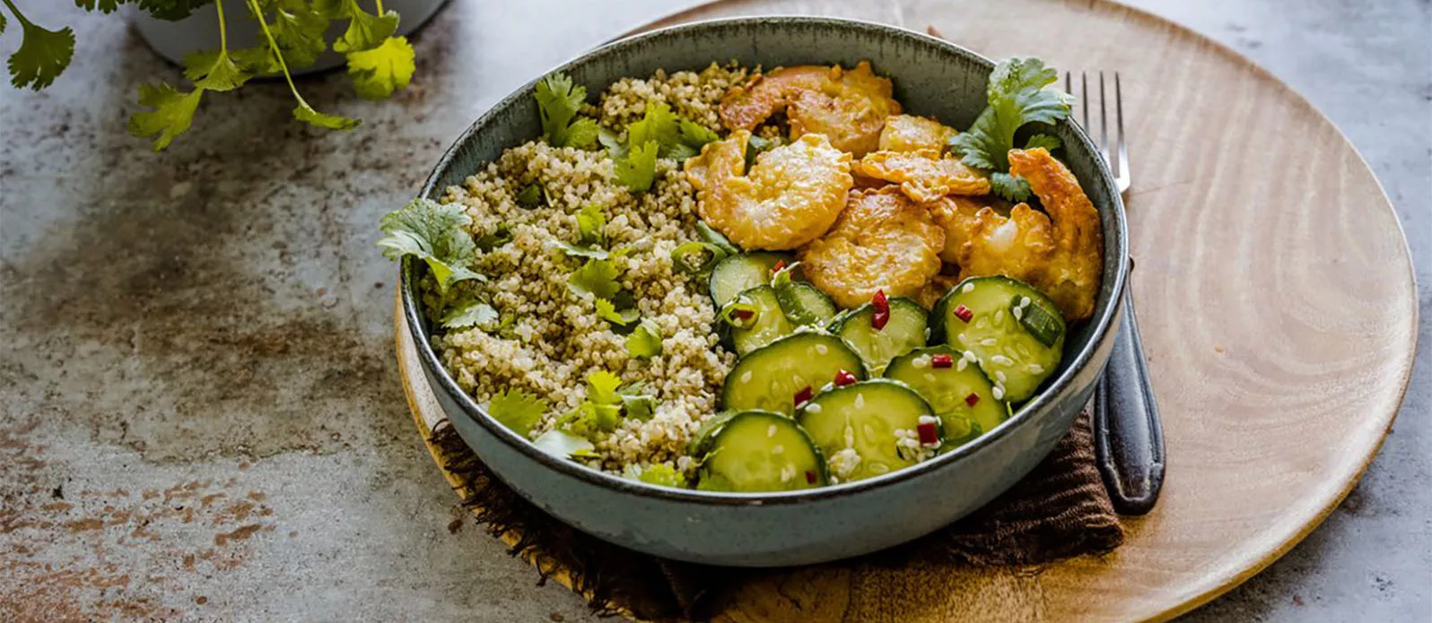 Enkel quinoaskål med citrusslungade räkor och gurksallad