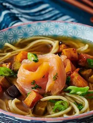 Rökt laxramen med sötpotatis och aubergine