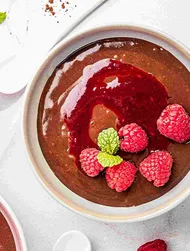 Chokladrisgrynsgröt med hallonsås