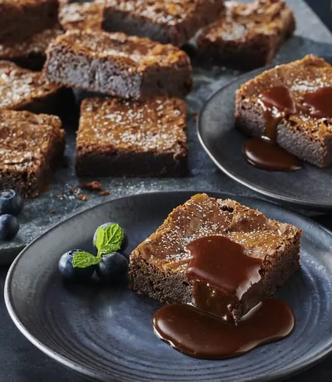 Brownies med två sorters choklad och sojakolasås