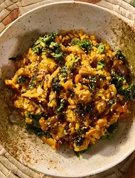 Jambalaya med höstsvamp, saffran, grönkål och furikake