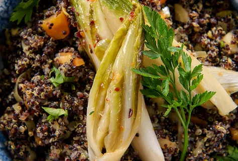 Quinoa i orientalisk stil med tahinidipp