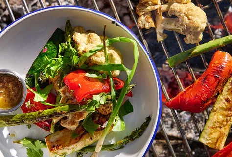 Somrigt vegetariskt från grillen med bagna cauda