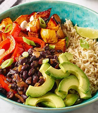 Burritobowl med teriyakisötpotatis, svarta bönor och avokado