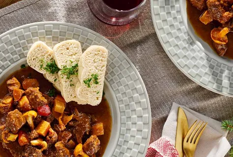 Bohemian hjortgulasch med svamp