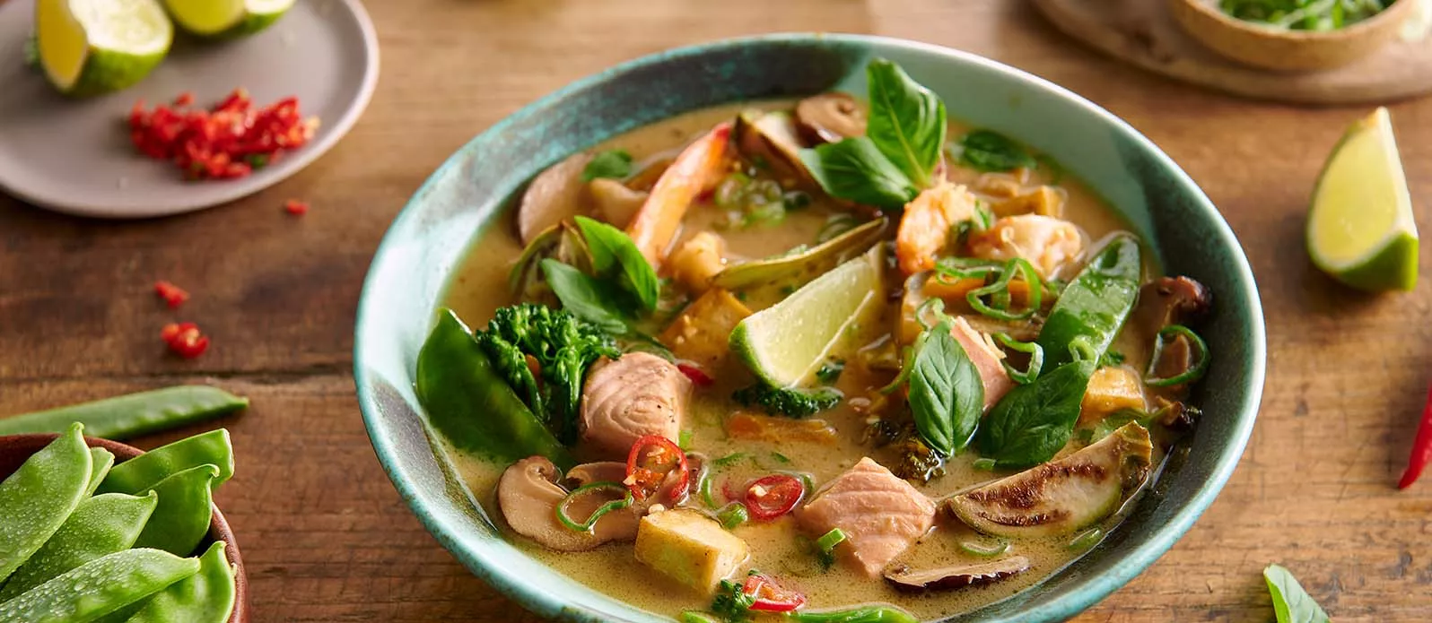 Thailändsk limesoppa med tofu, lax och räkor
