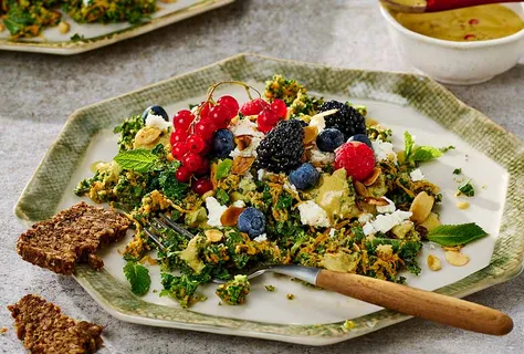 Broccolisallad med grönkål och fetaost