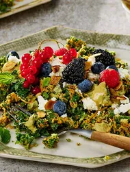 Broccolisallad med grönkål och fetaost