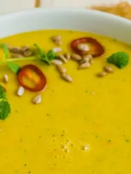 Kall peppar- och tomatsoppa med chili och mynta