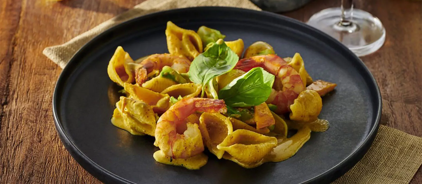 Conchiglie-räkor och grönsaker med currygräddsås