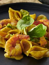 Conchiglie-räkor och grönsaker med currygräddsås