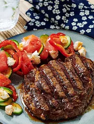 Whisky-entrecote med sallad på gurka och melon