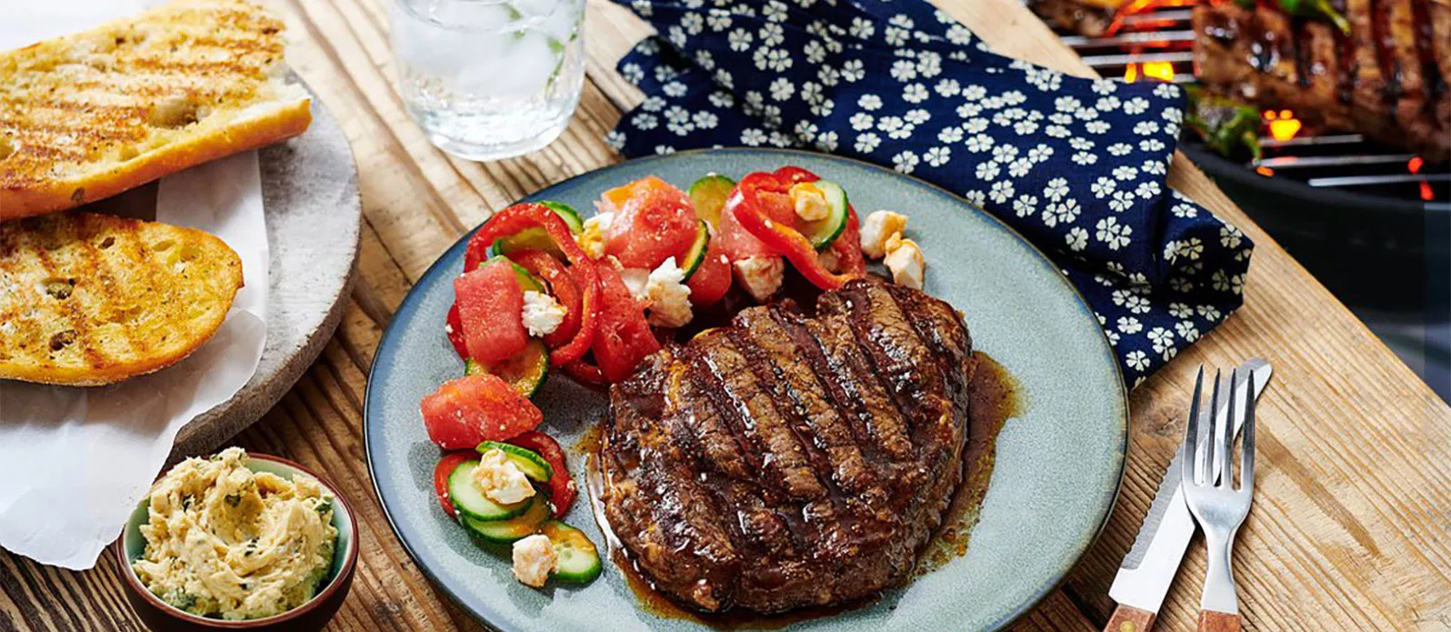 Whisky-entrecote med sallad på gurka och melon