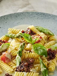 Fusilli med ostsås och sojasåsbolognese