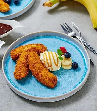 Krispiga bananer med vaniljglass och choklad- eller karamellsås