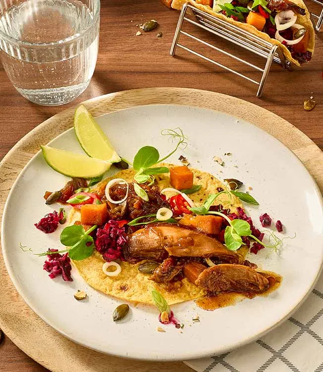 Tacos gjort på gås med salsa och karamelliserad pumpa