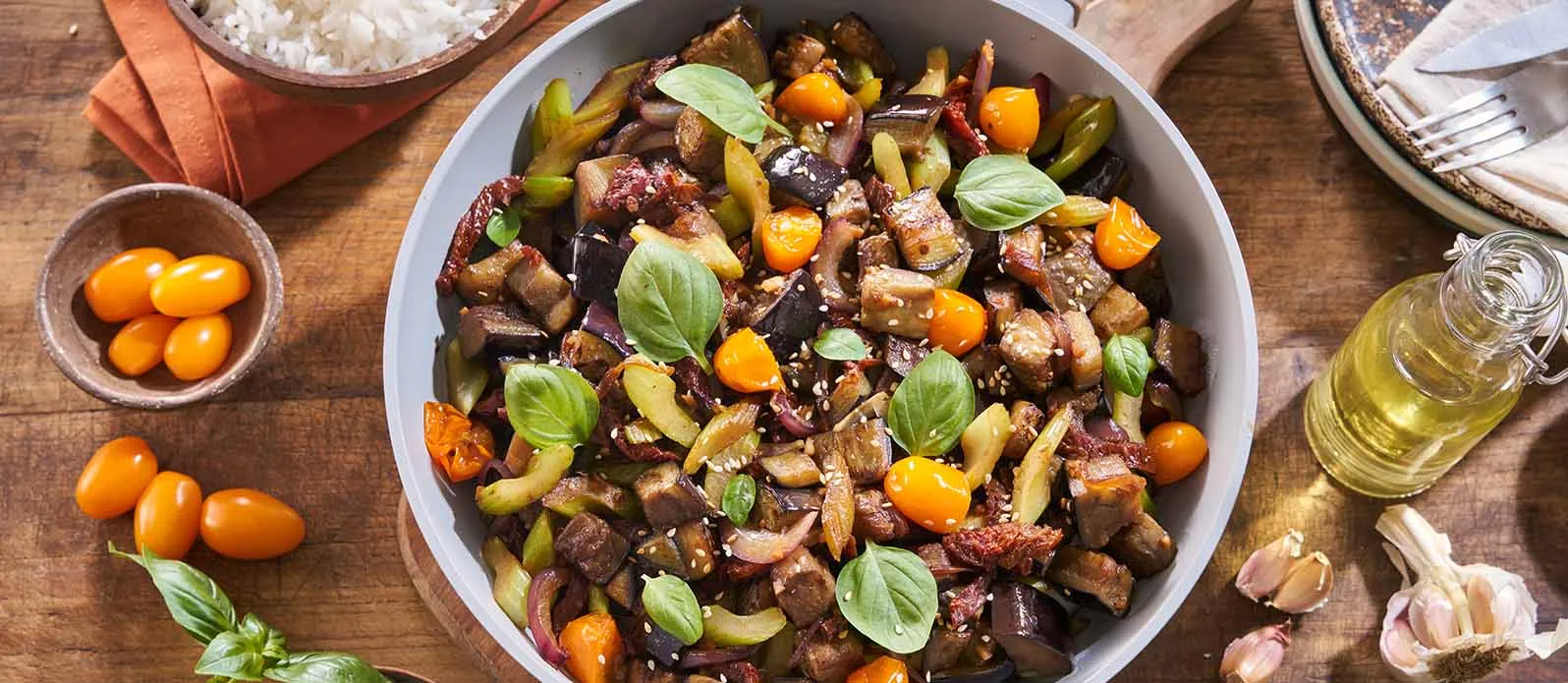 Wokad aubergine och soltorkade tomater