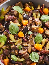 Wokad aubergine och soltorkade tomater