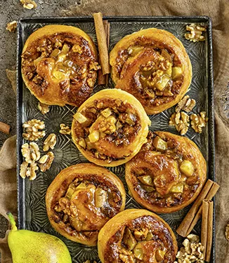 Kanelbullar med päron och valnötter
