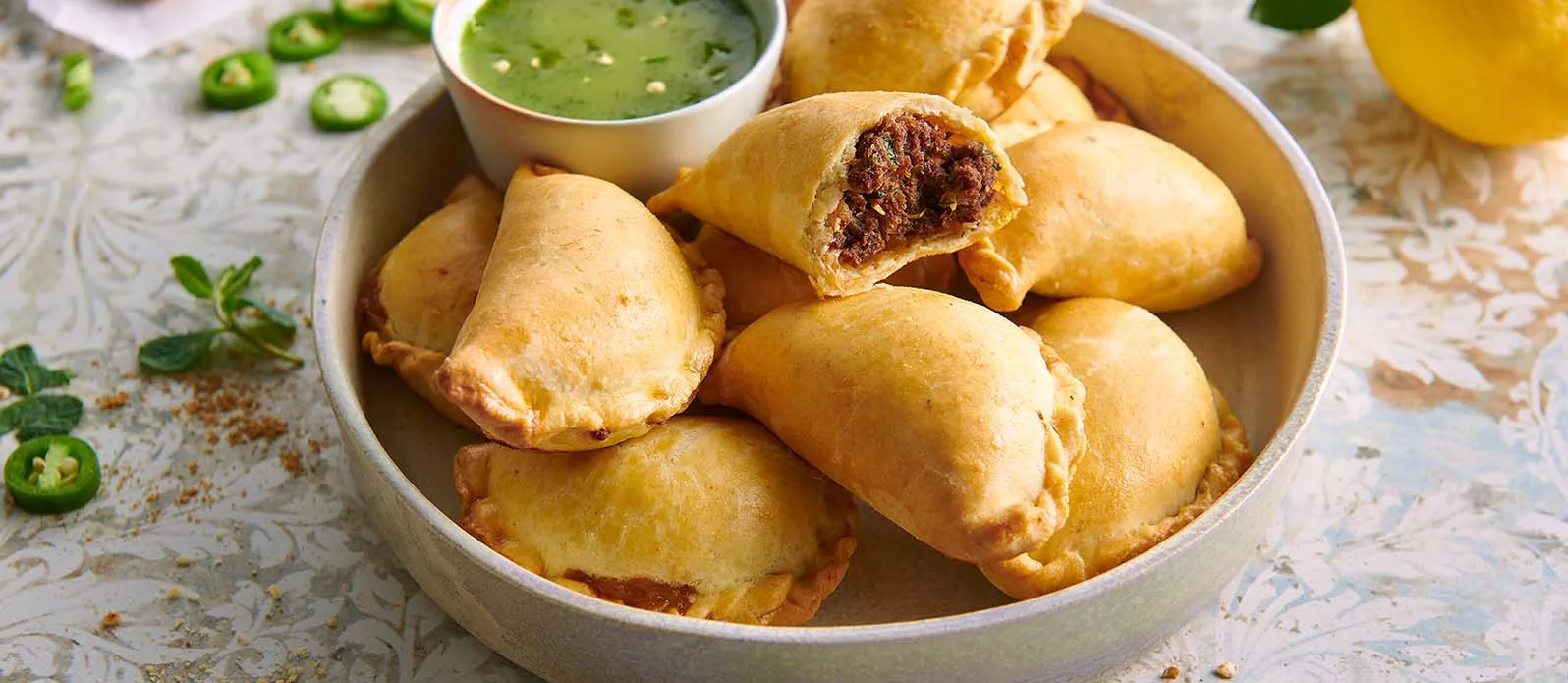 Spicy Beef Empanadas med grön örtsås