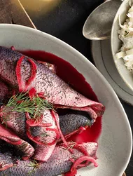 Sjömanslycka: inlagd sill med stjälkselleri och  äppelsallad och bröd