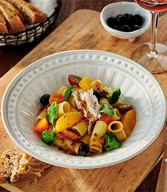 Rigatoni-kyckling-sallad med senap-sojasås-dressing
