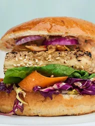 Tofuburgare med teriyaki-coleslaw och sriracha-dressing