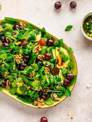 Avokado-bönsallad med vindruvor