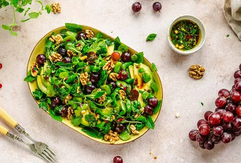 Avokado-bönsallad med vindruvor