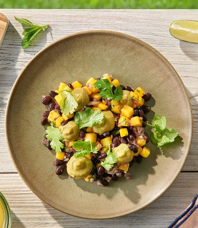 Sallad med mango, svarta bönor och avokadomousse