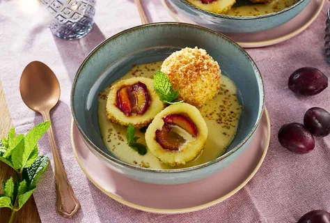 Bohemiska dumplings med plommon och panko