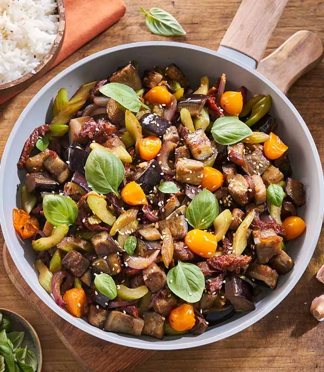 Wokad aubergine och soltorkade tomater