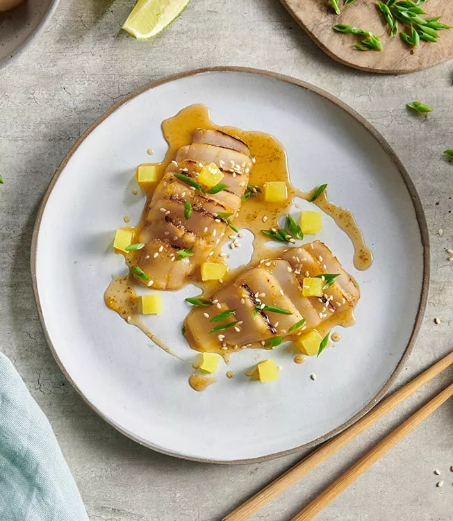Pilgrimsmusslor tataki med rostad sesam- och ponzu-yuzu dressing