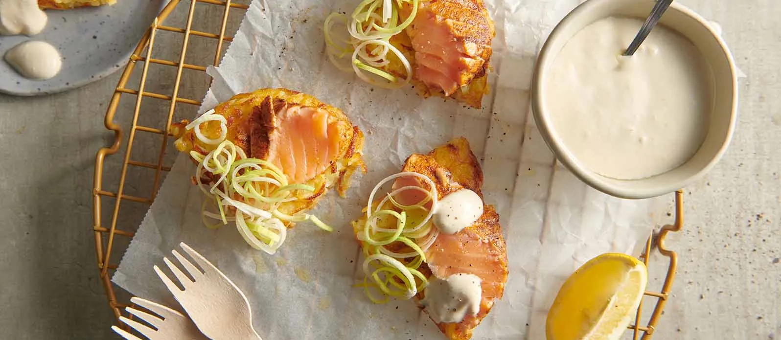 Rösti med laxsashimi och citronsås