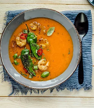 Krämig paprika- och tomatsoppa med teriyakiräkor