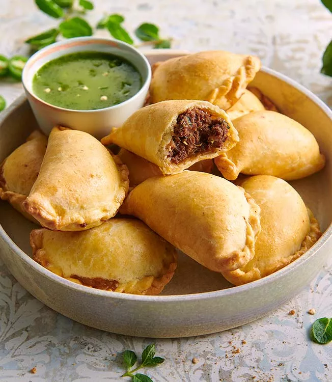 Spicy Beef Empanadas med grön örtsås