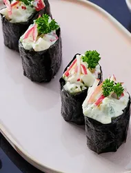 Vegetarisk Gunkan Maki Sushi med avokado och äpple