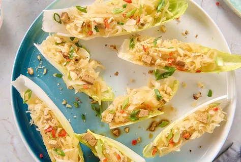 Endivebåtar med surkål och tofu