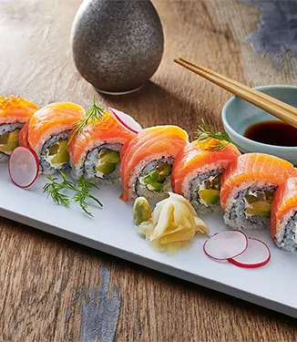 Rulle med rökt lax och avokado (Uramaki)