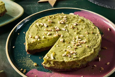 Matcha-cheesecake med fruktiga pärlor
